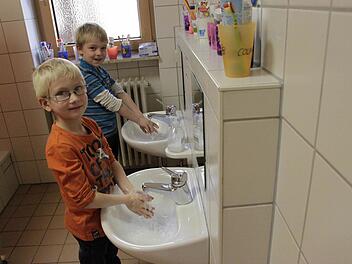 Die Waschbecken sind für Kleinkinder ungeeignet. Neue Sanitärräume werden benötigt. Foto: Josef Hofbauer