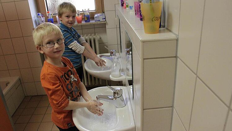 Die Waschbecken sind für Kleinkinder ungeeignet. Neue Sanitärräume werden benötigt. Foto: Josef Hofbauer