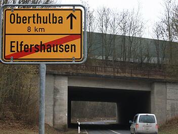 Unmittelbar nach dem Ortsschild führt die A 7 oberhalb von Elfershausen durchs Saaletal: Wenig Platz für eine Stromtrasse. Fotos: Ralf Ruppert