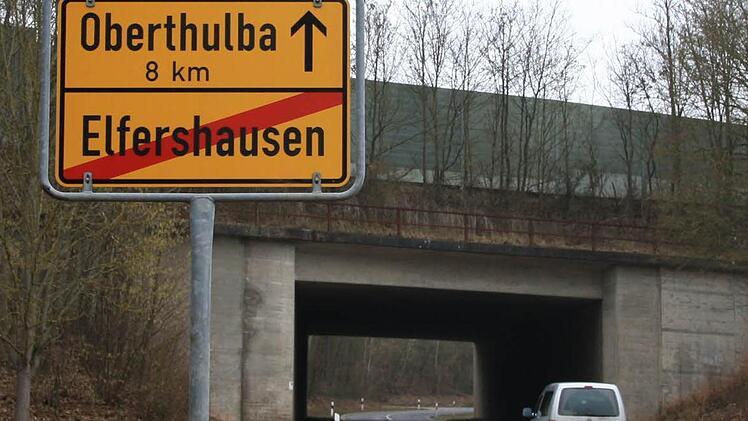 Unmittelbar nach dem Ortsschild führt die A 7 oberhalb von Elfershausen durchs Saaletal: Wenig Platz für eine Stromtrasse. Fotos: Ralf Ruppert