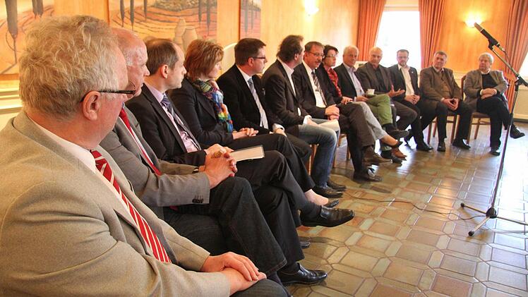 Bei der Kreisversammlung der Gastronomen in Kulmbach diskutierten zwölf Vertreter des öffentlichen Lebens mit Moderator Jeoffrey Streit über Tourismus in Kulmbach (von links): FW-Kreisrat Klaus Zahner, der Wirsberger Bürgermeister Hermann Anselstetter, der stellvertretende Landrat Jörg Kunstmann, "Ferienwohnungs-Betreiberin" Anita Sack, FDP-Stadtrat Thomas Nagel, Bürgermeister Stefan Schaffranek, Elisabeth Weith, CSU-Stadtrat Michael Pfitzner, der Kulmbacher Tourismuschef Helmut Völkl, Touris...