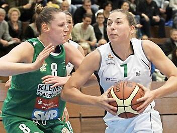 Die angehende Gymnasiallehrerin Svenja Zeis (r.) ist f&uuml;r die DJK Brose Bamberg auf dem Weg zum Korb, eng bewacht von ihrer Kelterner Gegenspielerin. Foto: sportpress