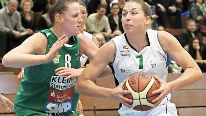 Die angehende Gymnasiallehrerin Svenja Zeis (r.) ist f&uuml;r die DJK Brose Bamberg auf dem Weg zum Korb, eng bewacht von ihrer Kelterner Gegenspielerin. Foto: sportpress