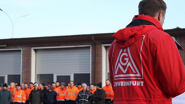 Jens &Ouml;ser von der IG Metall Schweinfurt spricht in Eltmann vor dem Schaeffler-FAG-Werk zu den Gewerkschaftern, die sich zum Warnstreik versammelt hatten. Fotos: Andreas L&ouml;sch