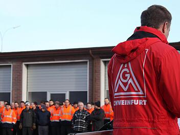 Jens Öser von der IG Metall Schweinfurt spricht in Eltmann vor dem Schaeffler-FAG-Werk zu den Gewerkschaftern, die sich zum Warnstreik versammelt hatten. Fotos: Andreas Lösch
