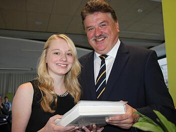 Die Traumnote 1,0 erzielte die Burgkunstadterin Melanie Schöps an der Hans-Wilsdorf-Berufsschule in Kulmbach. Dafür ehrte sie Landrat Klaus Peter Söllner mit dem Staatspreis der Regierung von Oberfranken und einem Buchpräsent.  Foto: Stephan Stöckel