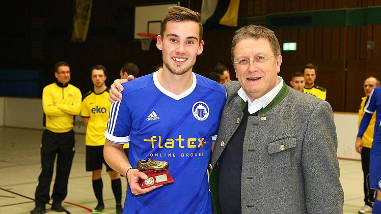 Torschützenkönig Levin Pauli (links) und der Kulmbacher Oberbürgermeister Henry Schramm. Foto: Monika Limmer