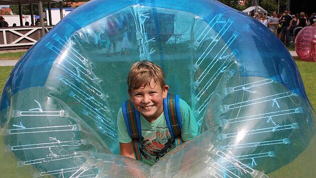Die Trendsportart Bubble Soccer wurde beim Höchstadter Altstadtfest begeister angenommen.