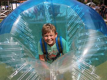 Die Trendsportart Bubble Soccer wurde beim Höchstadter Altstadtfest begeister angenommen.