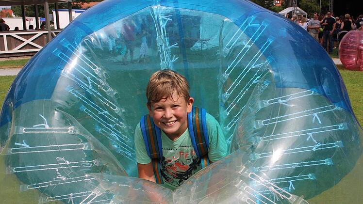 Die Trendsportart Bubble Soccer wurde beim Höchstadter Altstadtfest begeister angenommen.