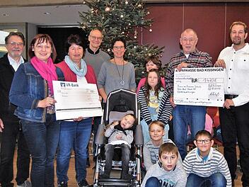 Gleich drei Spenden konnten Vorstand Alex Iffert und Aufsichtsratsvorsitzende Monika Fella (Mitte) von Wolfgang Rompf (von links), Edeltraud Häusler und Helene Greubel sowie Reinhard Weigand und Jens Nöhrbaß entgegennehmen. Foto: Sigismund von Dobschütz