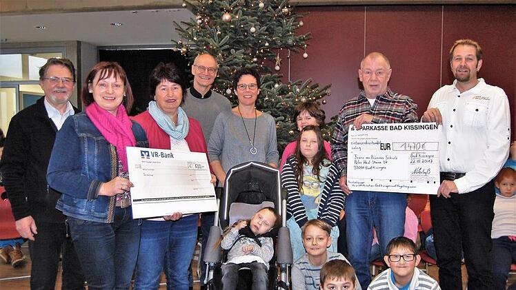 Gleich drei Spenden konnten Vorstand Alex Iffert und Aufsichtsratsvorsitzende Monika Fella (Mitte) von Wolfgang Rompf (von links), Edeltraud Häusler und Helene Greubel sowie Reinhard Weigand und Jens Nöhrbaß entgegennehmen. Foto: Sigismund von Dobschütz