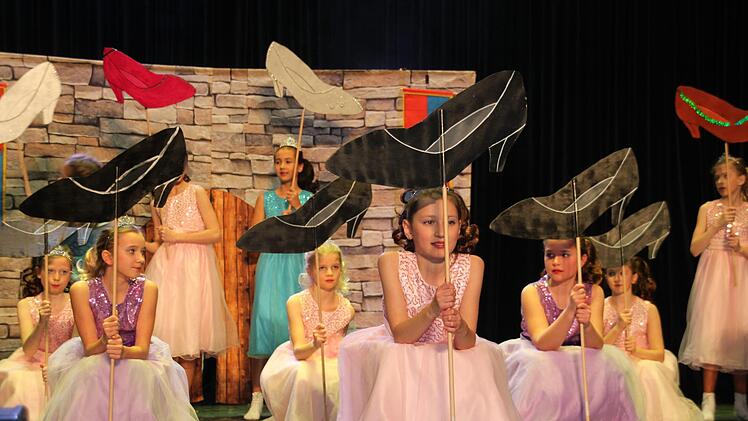 Die Mini Dancer brachten das Märchen "Aschenputtel" auf die Bühne. Foto: Stephan Stöckel