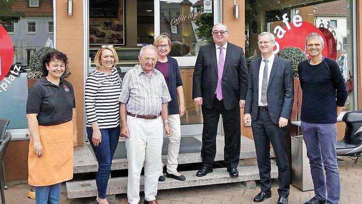 Tanja M&uuml;nch und das Vorstandsteam (v. l.) mit Sigrid Thiem, Ewald M&uuml;nch, Gabriela Kreller-Laugwitz, Reinhard Lugschi, Christian Lisch und Michael Thiem  Foto: privat