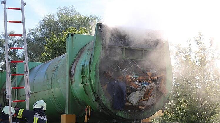 Mit Hilfe der Firma Klug und des THW wurde der Sperrmüll-Container entladen.