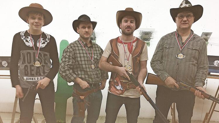 Die Erstplatzierten beim Westernschießen in Junkersdorf (von links), Daniel Schiller (1. Jugend), Konstantin Maximow (3.), Michael Scheuring (1.) und Gerold Henning (2.) Foto: Wolfgang Dietz