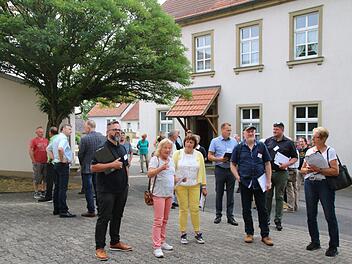 Die alte Schule, die heute als Gemeinschaftshaus genutzt wird, war Ausgangspunkt des Rundgangs durch Wermerichshausen, den Ulla Müller (2.v.l.) anführte. Thomas Malz