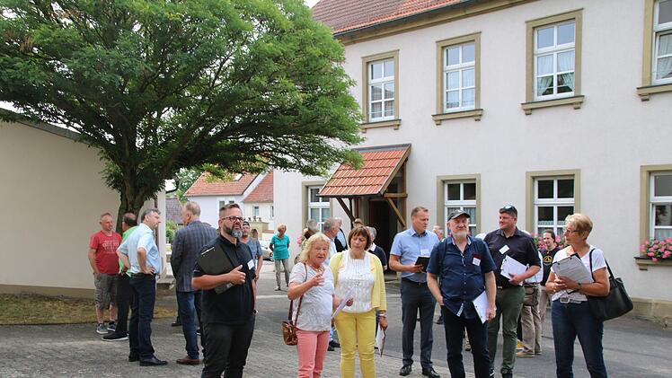 Die alte Schule, die heute als Gemeinschaftshaus genutzt wird, war Ausgangspunkt des Rundgangs durch Wermerichshausen, den Ulla Müller (2.v.l.) anführte. Thomas Malz
