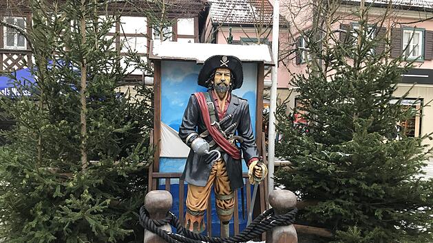 Captain Hook ist eine der Figuren im Märchenwald. Foto: Steffen Hofmann