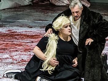 Wotans Abschied am Landestheater Coburg: Probenszene aus dem 3. Akt von Wagners "Walküre" mit Asa Jäger als Brünnhilde und Michael Lion als Wotan.Foto: Jochen Berger