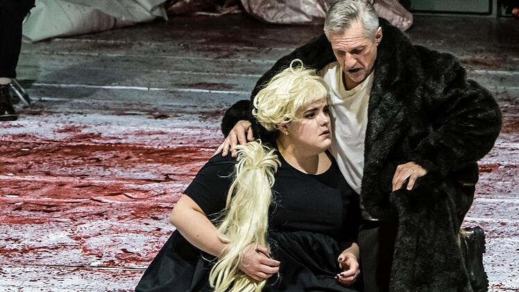 Wotans Abschied am Landestheater Coburg: Probenszene aus dem 3. Akt von Wagners "Walküre" mit Asa Jäger als Brünnhilde und Michael Lion als Wotan.Foto: Jochen Berger