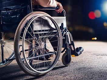 Rollstuhlfahrer verletzt Polizisten - und greift nach Dienstwaffe