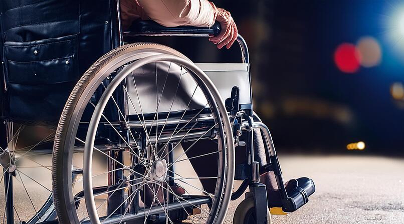 Rollstuhlfahrer fl&uuml;chtet nach Unfall in Erlangen
