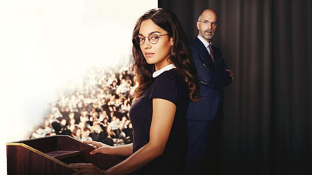 Weil er die Naima Hamid (Nilam Farooq) vor einem vollbesetzten H&ouml;rssal blo&szlig;gestellt hat, soll sich Prof. Dr. Richard Pohl (Christoph Maria Herbst) durch ein spezielles Coaching rehabilitieren.