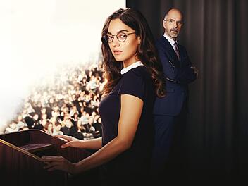 Weil er die Naima Hamid (Nilam Farooq) vor einem vollbesetzten H&ouml;rssal blo&szlig;gestellt hat, soll sich Prof. Dr. Richard Pohl (Christoph Maria Herbst) durch ein spezielles Coaching rehabilitieren.