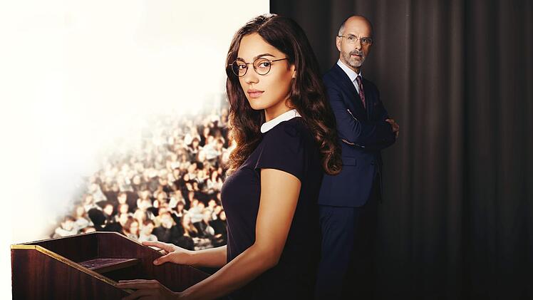 Weil er die Naima Hamid (Nilam Farooq) vor einem vollbesetzten H&ouml;rssal blo&szlig;gestellt hat, soll sich Prof. Dr. Richard Pohl (Christoph Maria Herbst) durch ein spezielles Coaching rehabilitieren.