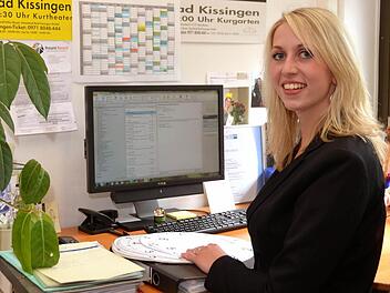 Kathrin Glaser an ihrem Arbeitsplatz bei der Staatsbad GmbH in Bad Kissingen. Die junge Frau wurde in ihrem Ausbildungsberuf als Veranstaltungskauffrau Beste in Bayern. Dafür wurde sie jetzt ausgezeichnet. Foto: Rauch
