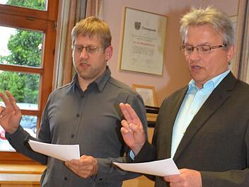 Vereidigung der neuen Stellvertreter des Bürgermeisters, von links Zweiter Bürgermeister Michael Bohl und Dritter Bürgermeister Klaus Hannweber.