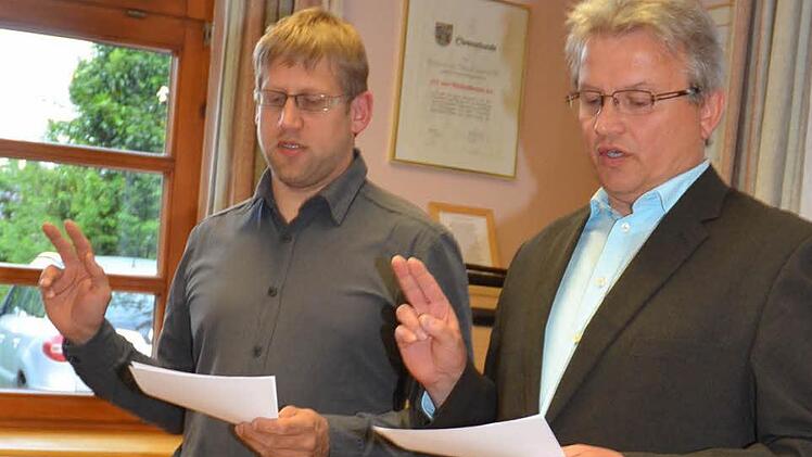 Vereidigung der neuen Stellvertreter des Bürgermeisters, von links Zweiter Bürgermeister Michael Bohl und Dritter Bürgermeister Klaus Hannweber.