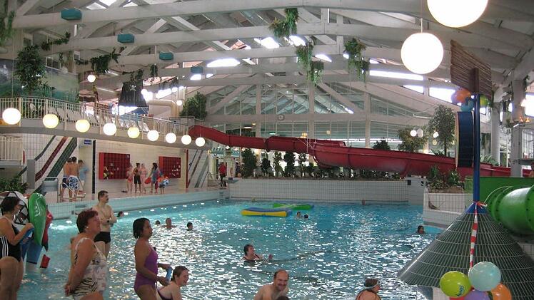 Das große Wellenbecken im Innenbereich ist eine der Attraktionen des Freizeitbads. Foto: Manfred Welker