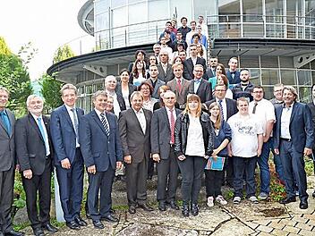 51 Junghandwerker wurden freigesprochen. Mit im Bild vorn Kreishandwerksmeister Heinrich Schneider (Sechster v.l.), Landrats-Vize Gerhard Wunder (Vierter v.l.), Hans Rebhan (Vizepräsident Industrie- und Handelskammer Oberfranken), Kronachs Zweite Bürgermeisterin Angela Hofmann (zweite Reihe Zweite v.l.)