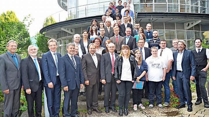 51 Junghandwerker wurden freigesprochen. Mit im Bild vorn Kreishandwerksmeister Heinrich Schneider (Sechster v.l.), Landrats-Vize Gerhard Wunder (Vierter v.l.), Hans Rebhan (Vizepräsident Industrie- und Handelskammer Oberfranken), Kronachs Zweite Bürgermeisterin Angela Hofmann (zweite Reihe Zweite v.l.)