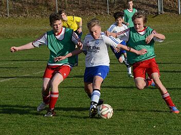 Über 400 Kinder und Jugendliche unter 18 Jahren gehören derzeit dem TSV Münnerstadt an (im Bild: U 15-Spiel Winkels gegen Münnerstadt in Blau/Weiß). Archivfoto: ssp