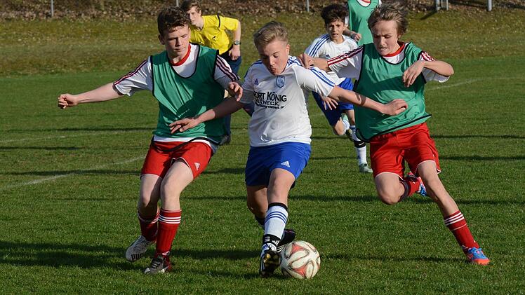 Über 400 Kinder und Jugendliche unter 18 Jahren gehören derzeit dem TSV Münnerstadt an (im Bild: U 15-Spiel Winkels gegen Münnerstadt in Blau/Weiß). Archivfoto: ssp