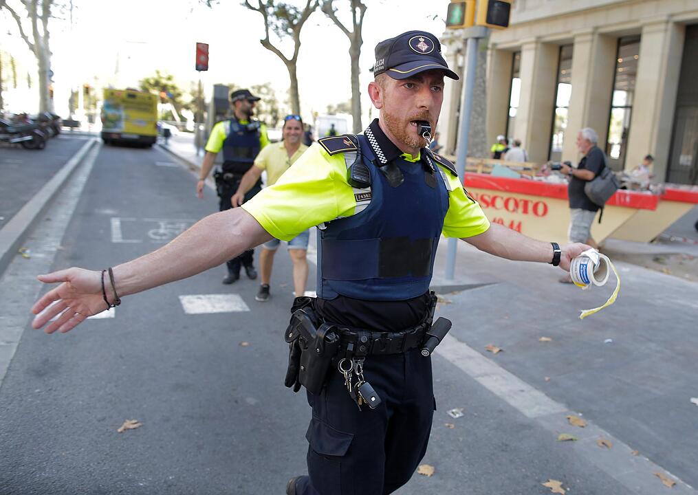 Lieferwagen fährt in Barcelona in Menschenmenge
