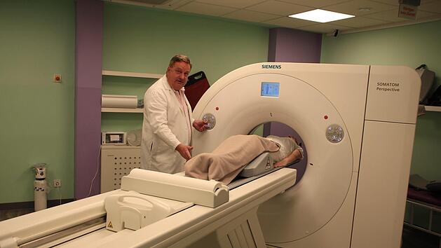 Dr. Norbert Wilke   arbeitet seiner H&ouml;chstadter Praxis mit einem Ger&auml;t, wie es sonst nur in Universit&auml;ten zu finden ist. Foto:  Andreas Dorsch