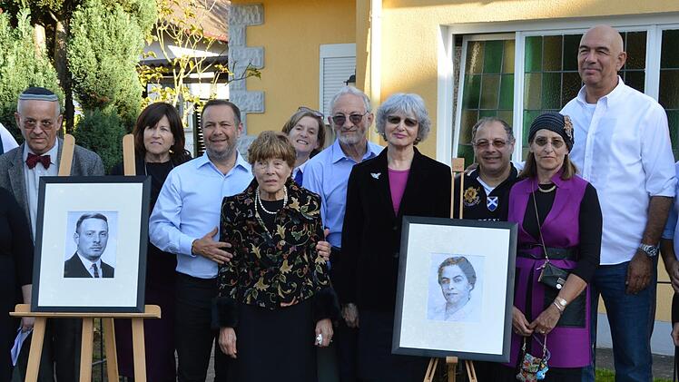 Auf dem Bild Jenny Orenstein, geborene Merel (Mitte) im Kreise ihrer Familie vor ihrem Elternhaus in Sassanfahrt. Auf den beiden Portr&auml;tbildern sind ihre in Konzentrationslagern ermordeten Eltern Samuel und Minna Merel zu sehen. Foto: p