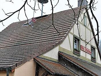 Das Dach des Feuerwehrhauses, früher Brauhaus von Rabeldorf, muss saniert werden. Foto: Simon Albrecht