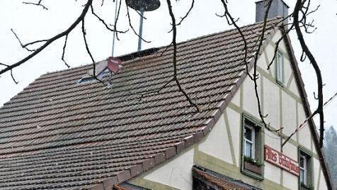 Das Dach des Feuerwehrhauses, früher Brauhaus von Rabeldorf, muss saniert werden. Foto: Simon Albrecht