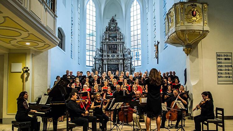 Die Coburger Erstaufführung der "Misa Tango" lockte zahlreiche Zuhörer in die Morizkirche. Unter der Leitung von Antoinetta Bafas beeindruckte der "Chor Unerhört" gemeinsam mit den Vokalsolisten Joana Tautu und Marcello Mejia-Mejia.Foto: Jochen Berger