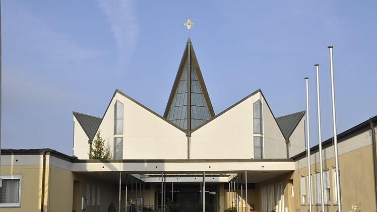 Noch immer ist die "Zitronen-presse", wie die katholische Pfarrkirche in Oerlenbach im Volksmund genannt wird, ein markantes Wahrzeichen  der Gemeinde. Foto: Peter Klopf