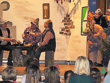 2017 spielte die Theatergruppe Neufang ihre ganz eigene Version des Märchens "Die Bremer Stadtmusikanten". Man darf gespannt sein, was sich die Akteure für dieses Jahr ausgedacht haben. Foto: Heike Schülein
