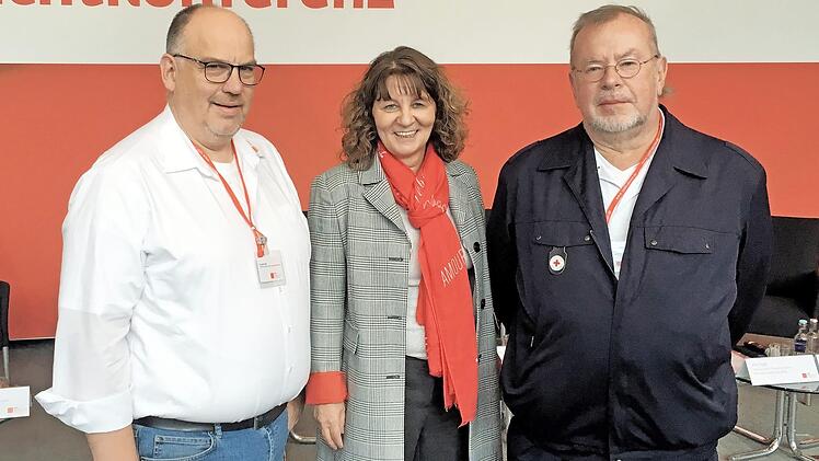 Harald Heß (von links) vom ASB, Bundestagsabgeordnete Martina Stamm-Fibich und Thomas Heideloff vom BRK bei der Blaulichtkonferenz der SPD-Bundestagsfraktion Foto: privat
