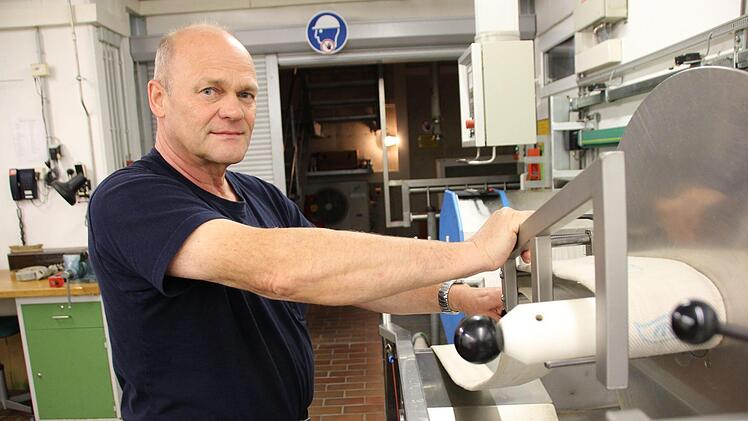 Rainer Schmitt bedient die Maschine. Foto: Benedikt Borst