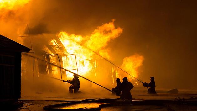 Durch den Brand an der landwirtschaftlichen Lagerhalle entstand ein Schaden im Millionenbereich. Die Kriminalpolizei ermittelt. Symbolfoto: Adobe Stock/Anton Gvozdikov
