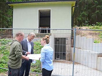 Für den Hochbehälter zur Trinkwasserversorgung im Gemeindeteil Haig sind noch technische Ausrüstungen nötig. Doch auch bei der erneuten Ausschreibung gingen zu hohe Angebotspreise ein. Vor dem Hochbehälter diskutieren (von links) Wassermeister Werner Löffler, Bürgermeister Rainer Detsch und Kämmerin Eva Schießwohl die Situation. Foto: K.- H. Hofmann